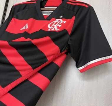 Camiseta local del Flamengo de la temporada 24-25 con todos los patrocinadores