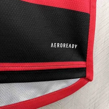 Camiseta local del Flamengo de la temporada 24-25 con todos los patrocinadores