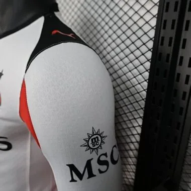 25-26 Jogadores - Equipamento de Deslocamento do AC Milan, Manga Comprida, Tamanhos S-3XL - Camisolas de Futebol Baratas, Venda por Grosso na Yupoo
