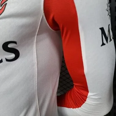 25-26 Jogadores - Equipamento de Deslocamento do AC Milan, Manga Comprida, Tamanhos S-3XL - Camisolas de Futebol Baratas, Venda por Grosso na Yupoo