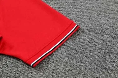 Polo do AC Milan com riscas vermelhas
