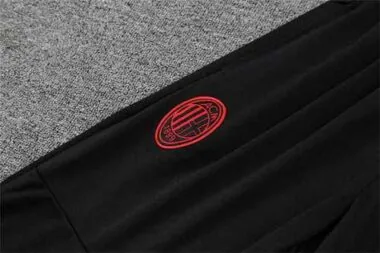 Polo do AC Milan com riscas vermelhas