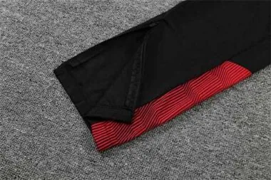 Polo do AC Milan com riscas vermelhas