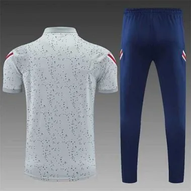 Polo Jordan PSG cinzento com padrão de flores