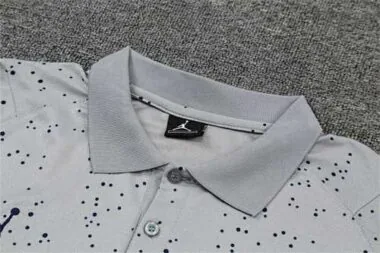 Polo Jordan PSG cinzento com padrão de flores