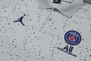 Polo Jordan PSG cinzento com padrão de flores