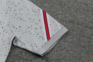 Polo Jordan PSG cinzento com padrão de flores
