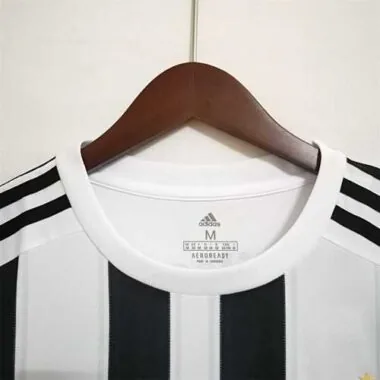 Colo Colo: strisce verticali bianche e nere