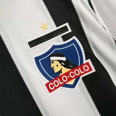 Colo Colo: strisce verticali bianche e nere