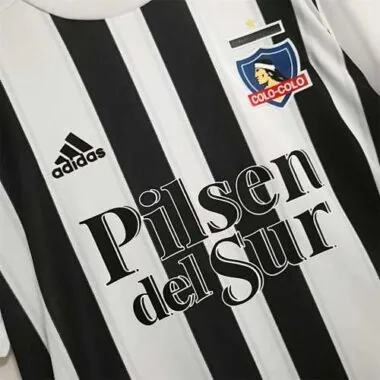 Colo Colo: strisce verticali bianche e nere