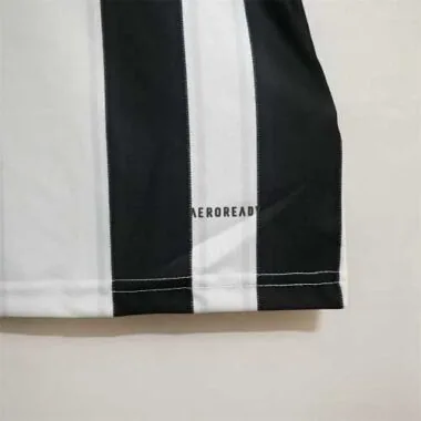 Colo Colo: strisce verticali bianche e nere