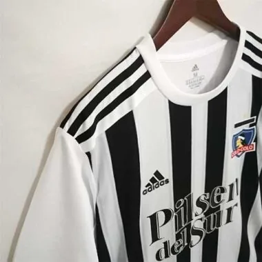 Colo Colo: strisce verticali bianche e nere