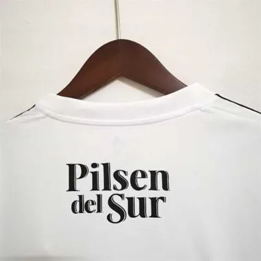 Colo Colo: strisce verticali bianche e nere