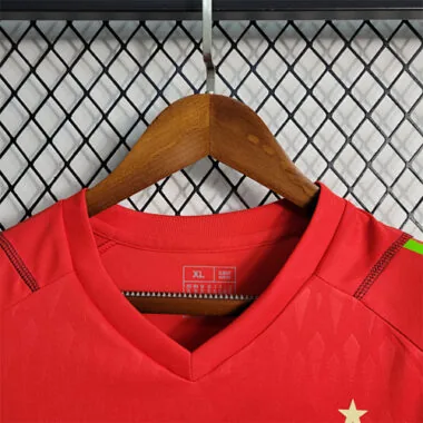 23–24 Universität Chile, roter Torwart