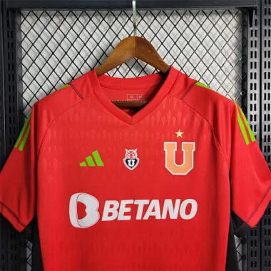 23–24 Universität Chile, roter Torwart