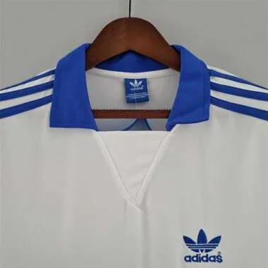 84 La Católica home