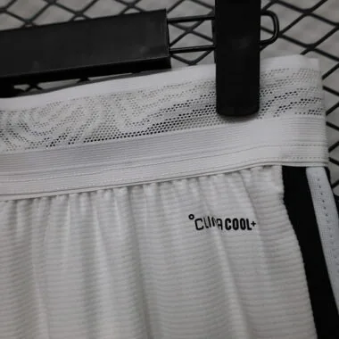 Pantalones cortos de local del Manchester United para 26-27 jugadores. Camisetas de fútbol baratas al por mayor en Yupoo