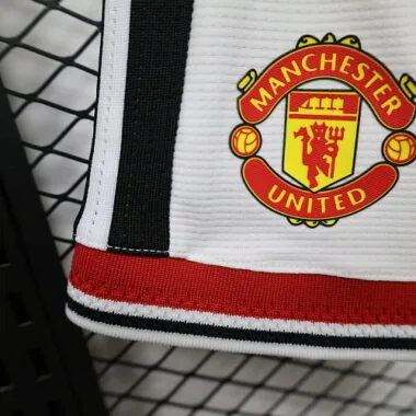 Pantalones cortos de local del Manchester United para 26-27 jugadores. Camisetas de fútbol baratas al por mayor en Yupoo