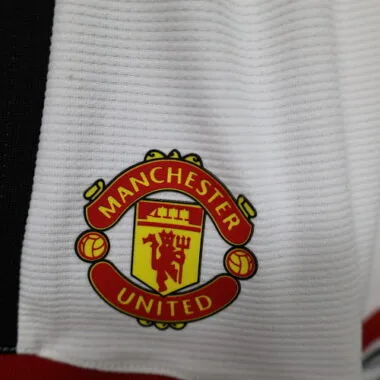 Pantalones cortos de local del Manchester United para 26-27 jugadores. Camisetas de fútbol baratas al por mayor en Yupoo