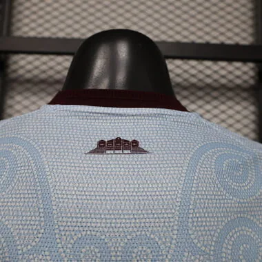 Equipación local del Aston Villa para los jugadores 26 y 27. Camiseta de fútbol barata al por mayor en Yupoo